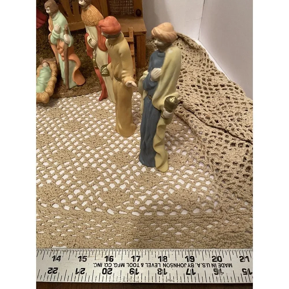Christmas Nativity Set‎ Manger Scene With Wooden Stable 12 Ceramic Figures.